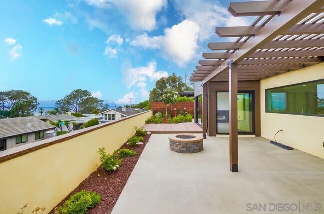 Building Photo - 14066 Crest Way