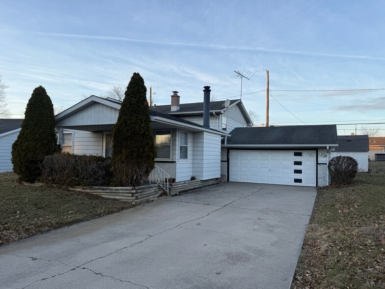 Building Photo - 3415 Collegiate Ct