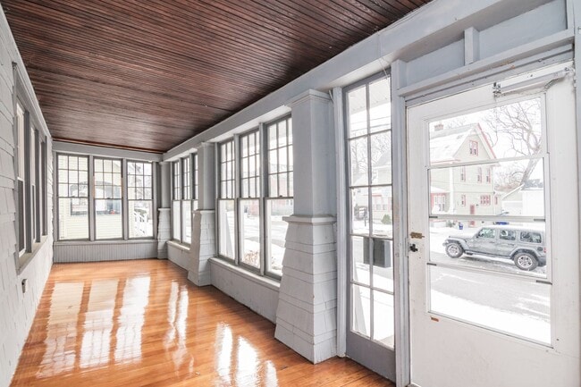 Building Photo - 4 Bedroom, 1.5 bath Home