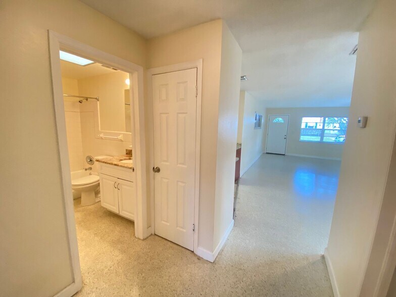 Building Photo - Enjoy Downtown living in this 2/1 Duplex!!