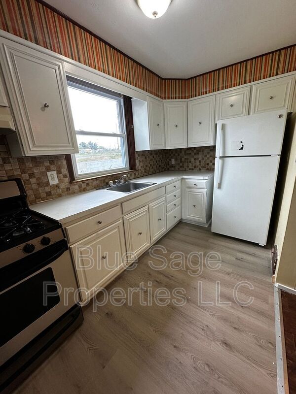 Building Photo - 1500 Llanwellyn Ave