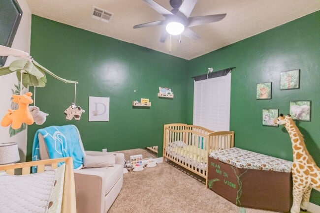 Building Photo - 4 Bedroom 2 bath Beautiful Home