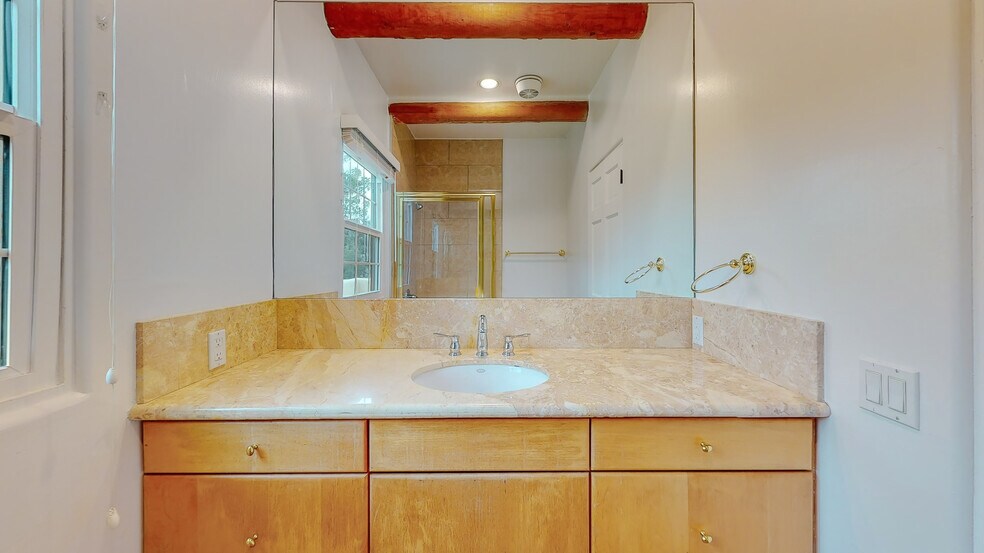 Upper secondary bedroom bathroom - 25648 Timpangos Dr