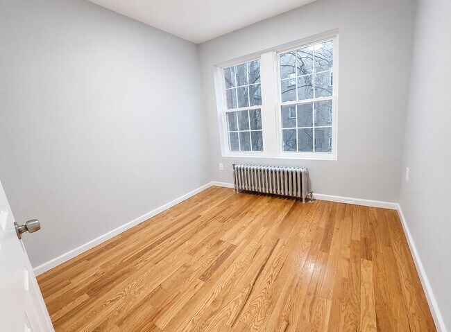 Building Photo - 515 W 7th St