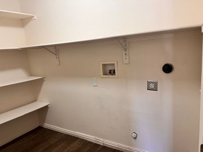 Building Photo - 3 Bed 2 bathroom house