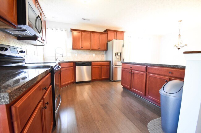 Building Photo - 3 Bedroom 2 Bath Home-Pets Allowed