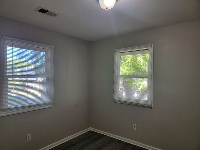 Building Photo - Homes in this area lease quickly — schedule your tour before it’s gone