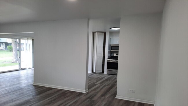 Building Photo - Spacious & Updated 2-Bed, 2-Bath Condo in Desirable Palatine Location