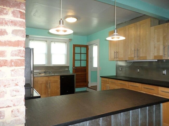 Building Photo - 1075 Cambria St NE