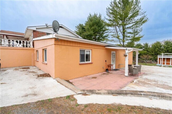 Building Photo - 212 Signorile Ln
