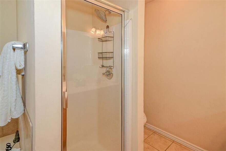 Building Photo - 913 Eagle Cliff Dr