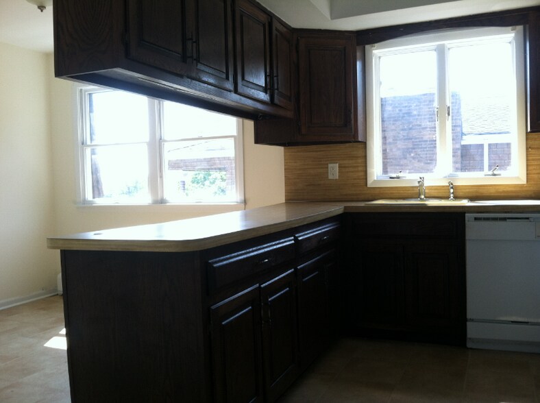 Building Photo - 1276 River Rd