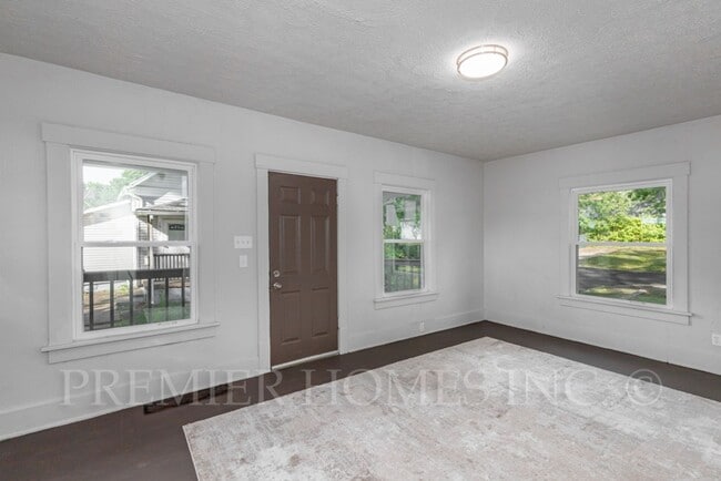 Building Photo - 3 Bed Home with Private Parking & Yard – $1,495/mo