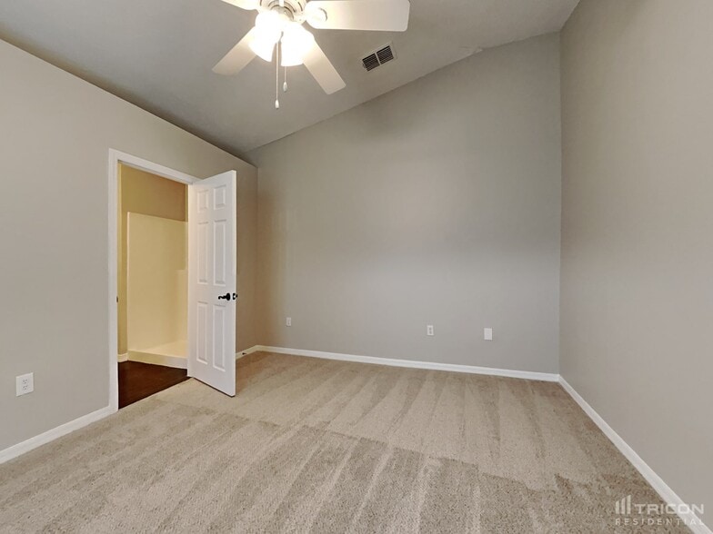 Building Photo - 5148 Jenson Ave