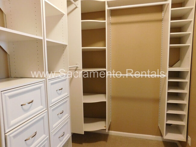 Building Photo - Wonderful 3 bd/2.5 ba Elk Grove Home with 2 Car Garage