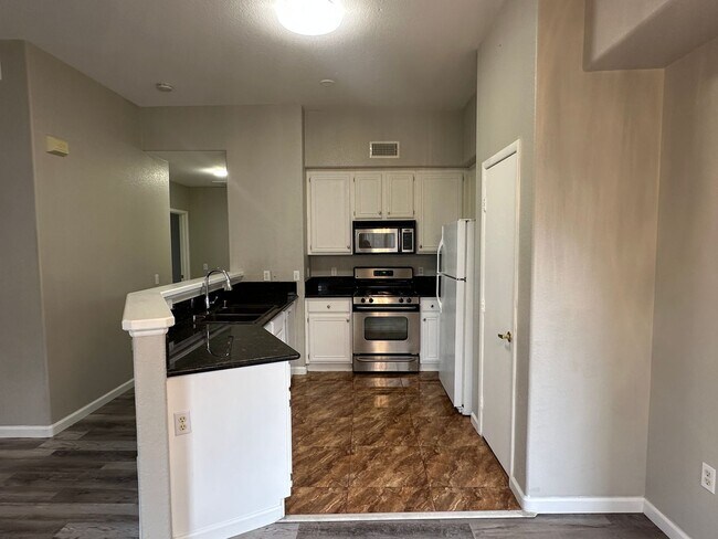 Building Photo - BEAUTIFUL 3BD/2BATH CONDO!