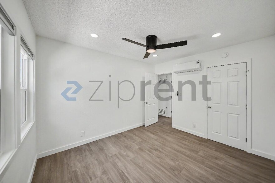 Building Photo - Unit
