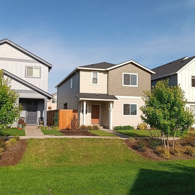 Building Photo - Beautiful Modern Home in Woodburn is Ready For You!!