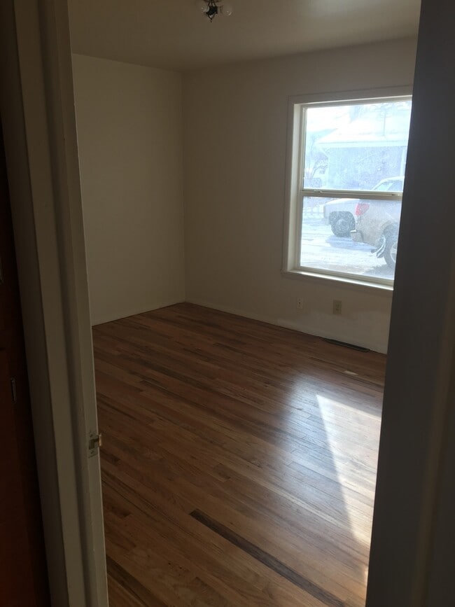 Building Photo - Great Location - 2 bedroom 1 bath duplex unit