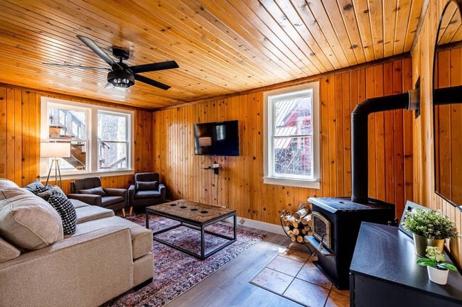 Building Photo - 1005 Yew Wood St