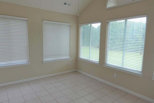 Building Photo - 303 Heritage Club Dr