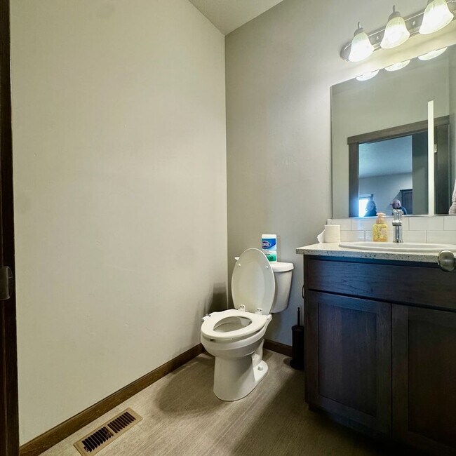 Building Photo - Beautiful 4 bedroom home