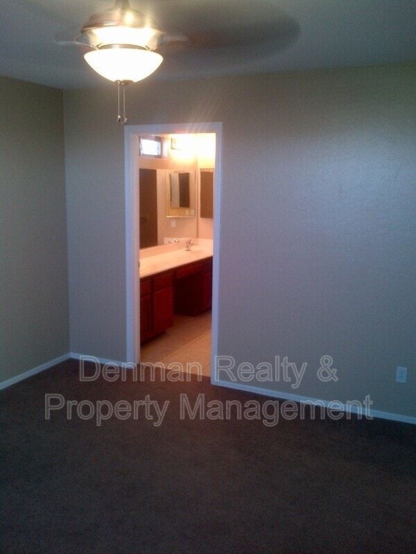 Building Photo - 5725 S 32nd Ln