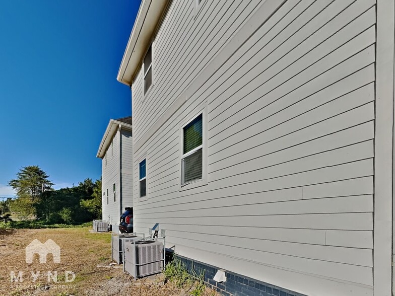 Building Photo - 631 Windsor St SW