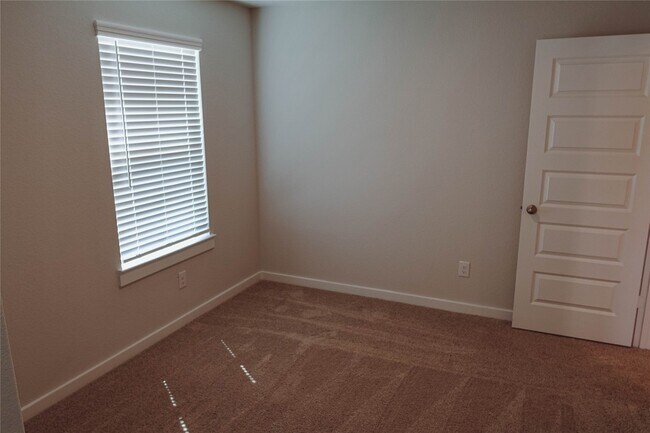 Building Photo - 16 Courageous Side Way