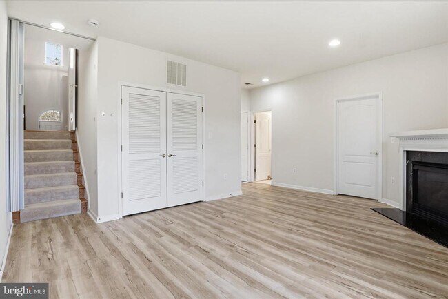 Building Photo - 4604 Carisbrooke Ln