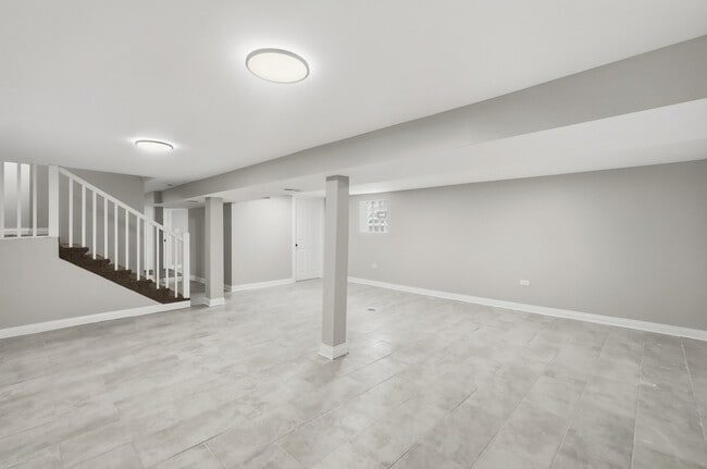 Building Photo - 7823 S May St