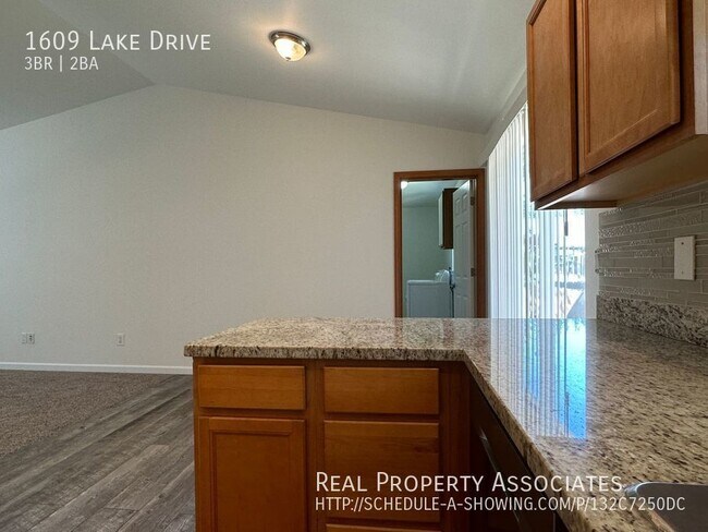 Building Photo - Island Life