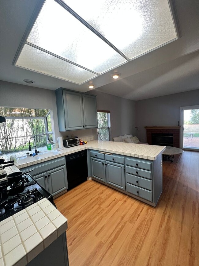 Building Photo - West Ventura - Gorgeous updated three bedroom, 2.5 bath home in Brock Hills