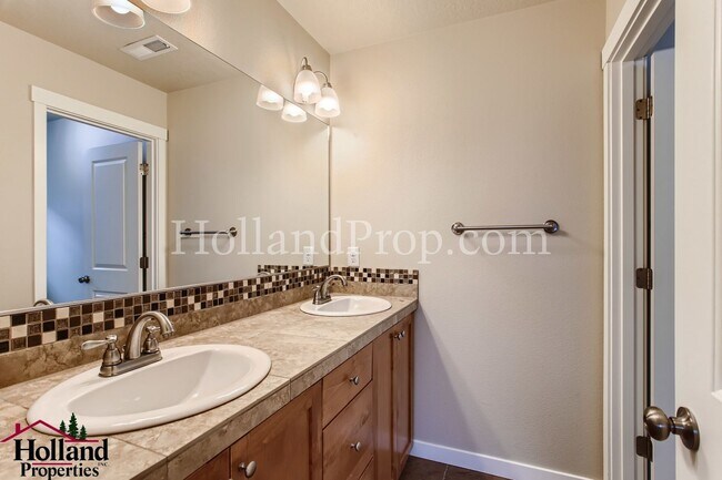 Building Photo - Beautiful Home With Balcony and Great Location! ** NEW PRICE $2,595 and REDUCED SECURITY DEPOSIT **