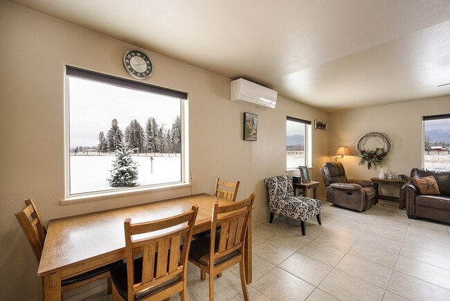 Building Photo - Fully furnished w/ internet and utilities included