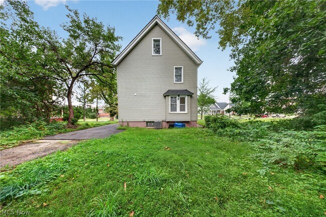 Building Photo - 10524 Lee Ave