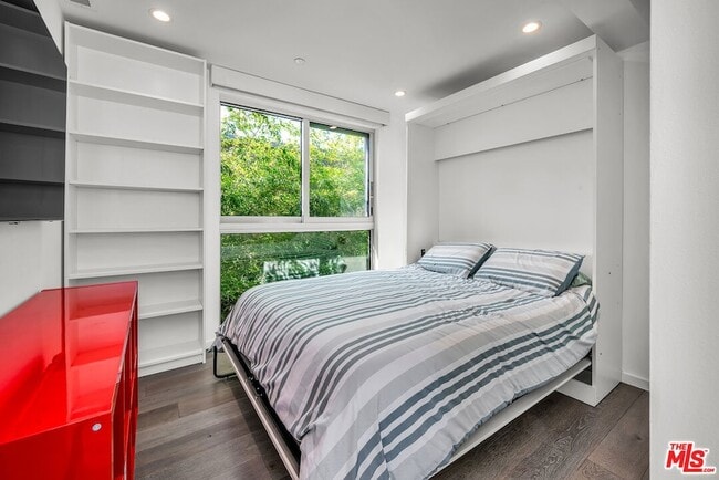 Building Photo - 718 Marine St