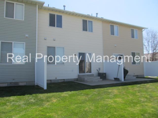 Building Photo - 3 Bedroom Townhome in Smithfield.  Available for August move in!