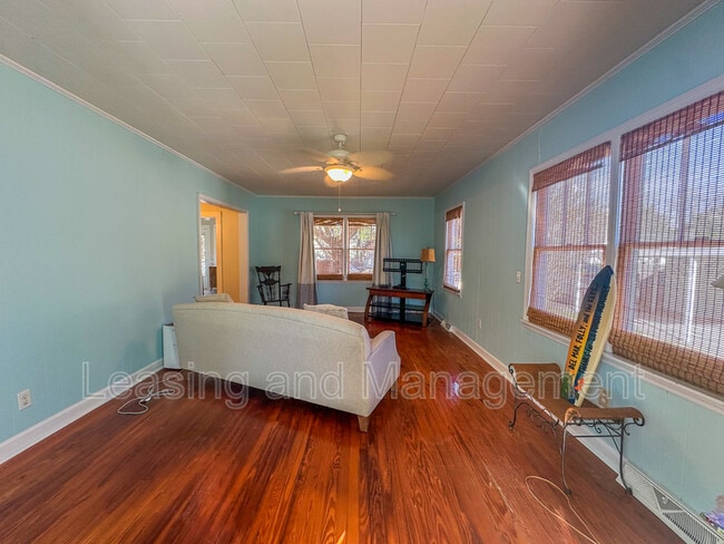 Building Photo - 422 Riverland Dr