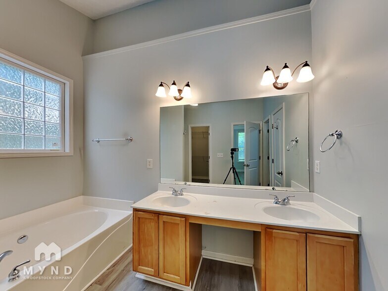 Building Photo - 9221 Altridge Dr