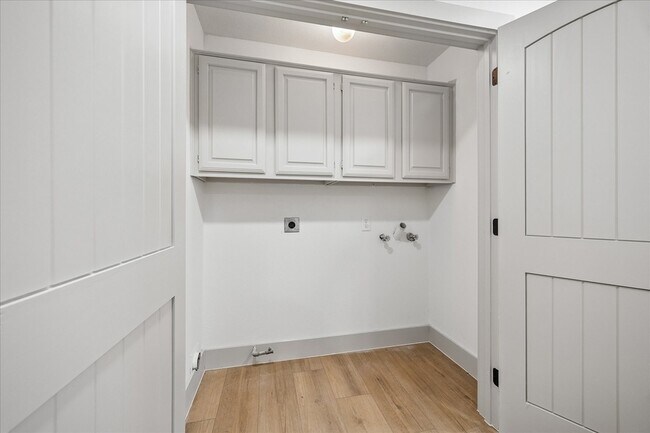 Building Photo - 9214 Grandview Park Dr