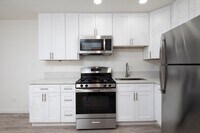 Building Photo - GORGEOUS 1 Br Apartment in a Great Hillcrest Location!