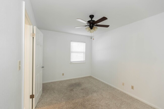 Building Photo - 105 Maplewood Dr