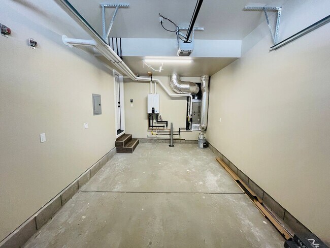 Building Photo - 3 bed 2 bath 1 car garage townhouse in Sou...