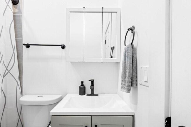 Building Photo - 906 Villa Ave