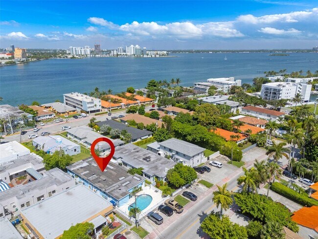 Building Photo - 2120 Biarritz Dr