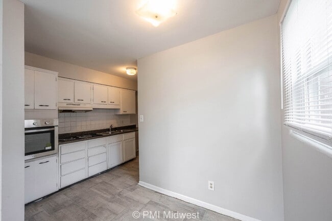 Building Photo - 5820 Grandview Dr