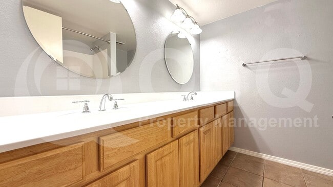 Building Photo - 2673 E Oakleaf Dr