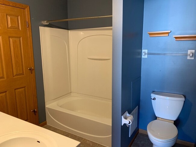 Building Photo - 2 Bed/1.5 Bath Townhome- Cottage Grove- Available August 1st 2026