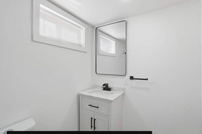 Building Photo - 630 Ewing Ave